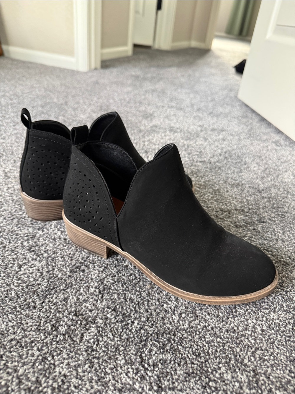Vepose Black Suede Cutout Low Heel Ankle Booties